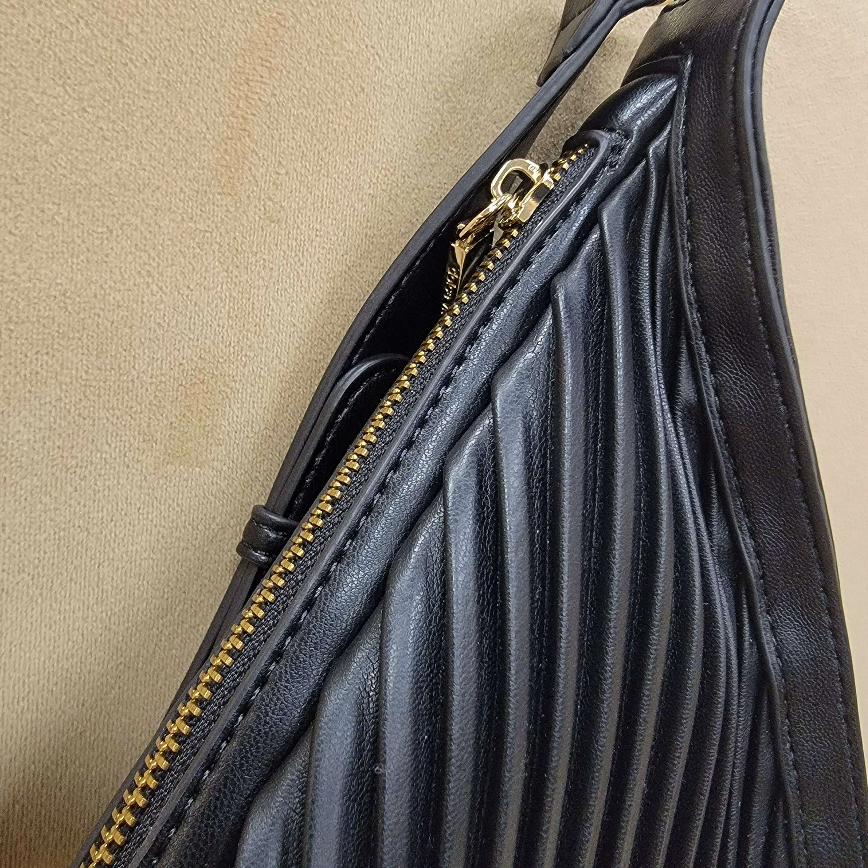 DOLCE VITA - Giulana Sling Bag - Black