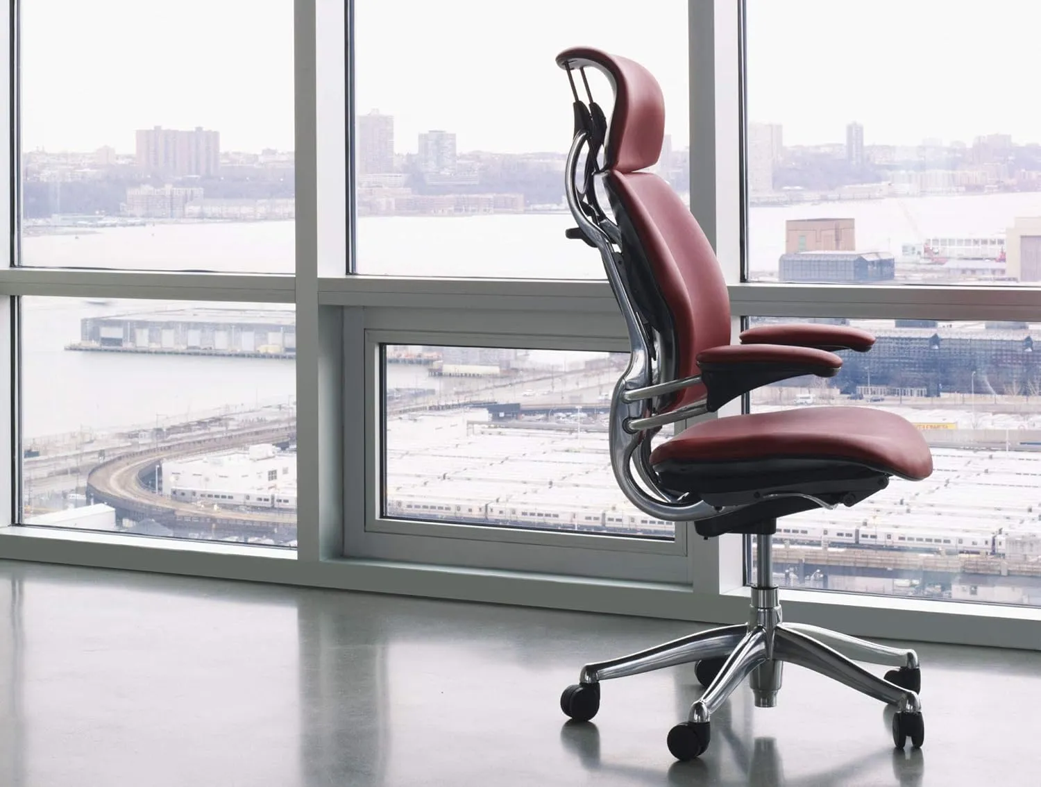 Humanscale Freedom Office Chair with Headrest - Ergonomic Work Chair with Standard Height Adjustable Duron Arms - Wheels for Carpet - Graphite Frame with Clover Green Fourtis Fabric