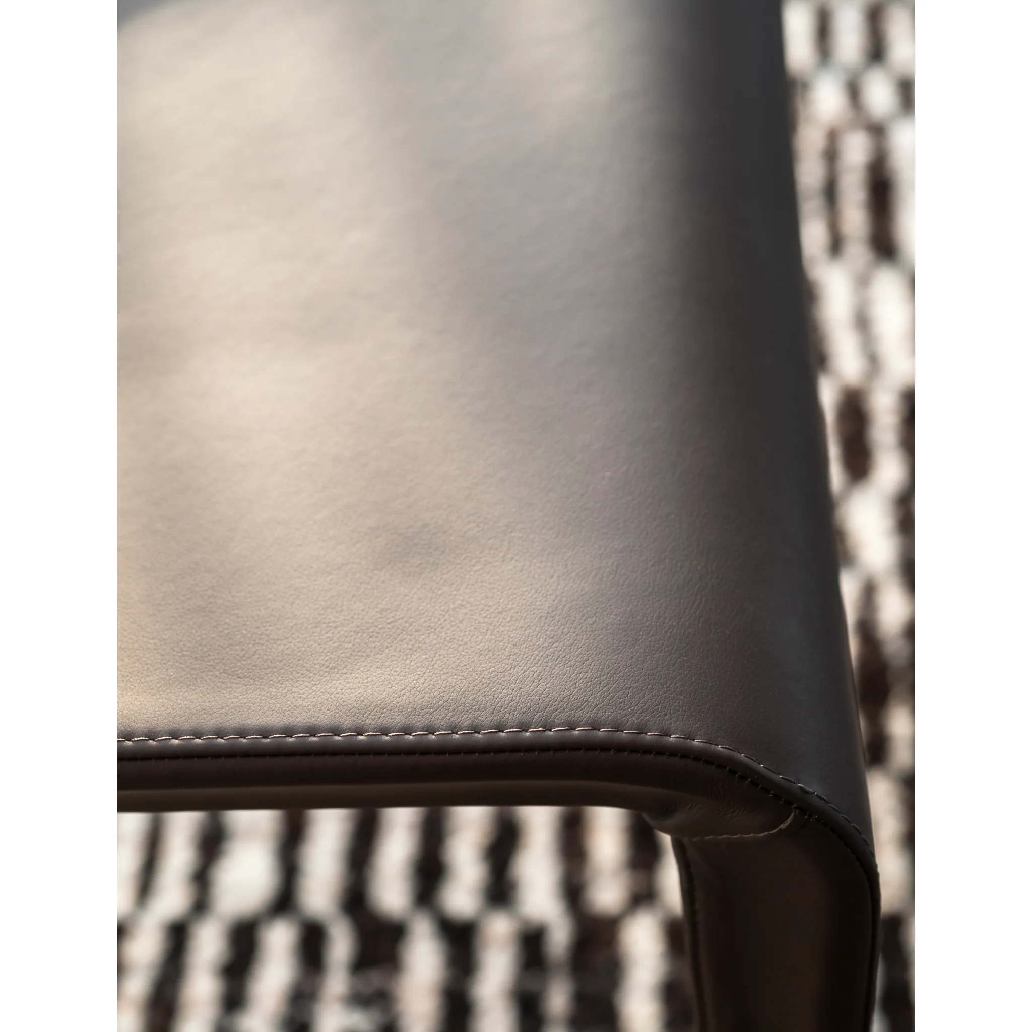Leather Covered Dining Chair | Desalto Lisbona