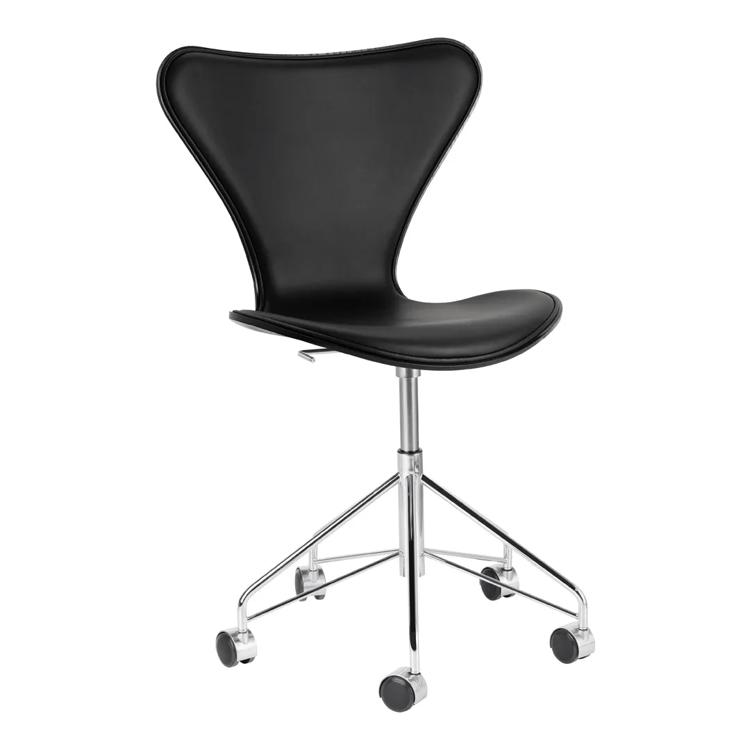 Series 7 Swivel Chair 3117 - Lacquered - Front Upholstered